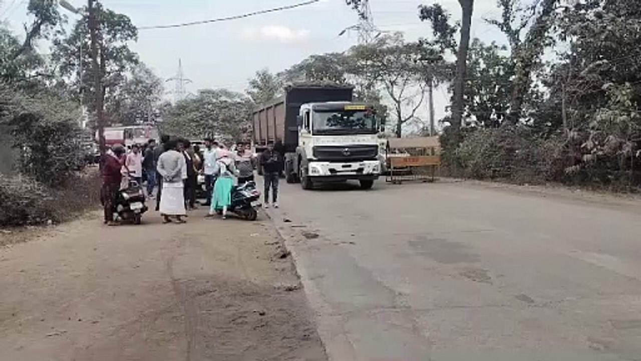 राखड़ लोड हाइवा ने स्कूल से घर लौट रही प्रधान पाठक को रौंदा, मौत