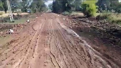 रेडक्रास के सामने से कमानिया गेट तक हटाया अतिक्रमण, फुटपाथ व्यापारियों का विरोध