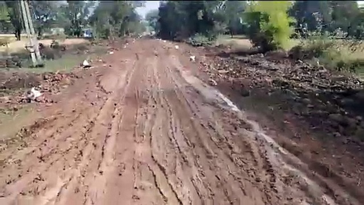 सड़कों पर बह रहा नालियों का गंदा पानी