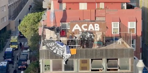 Mossos retiran pancarta en La Bonanova en medio de aplausos 👏