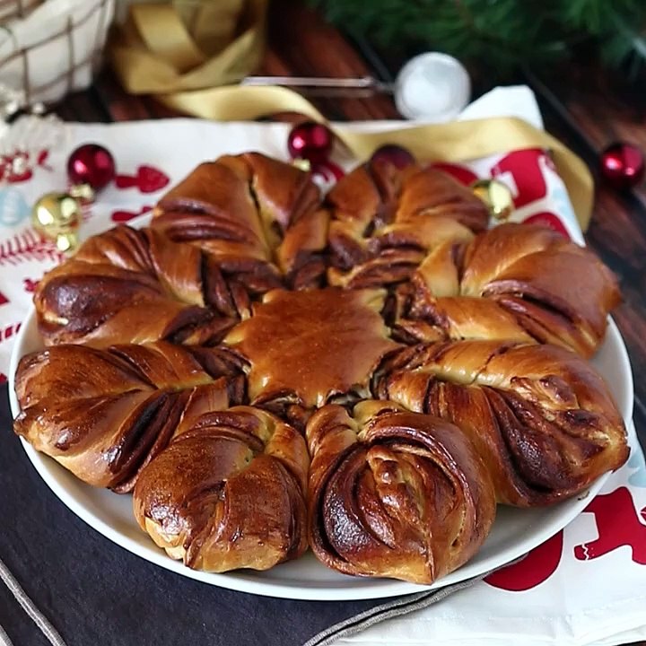 Schneeflocken-brioche mit aufstrich