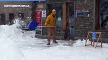 Courmayeur, si spala neve di fronte a case e negozi