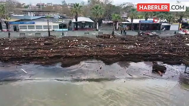 Edremit'te Lodos Fırtınası Sonrası Altınkum Sahili Çöple Kaplandı