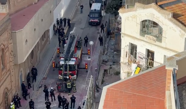 Los bomberos se preparan frente a los edificios desalojados