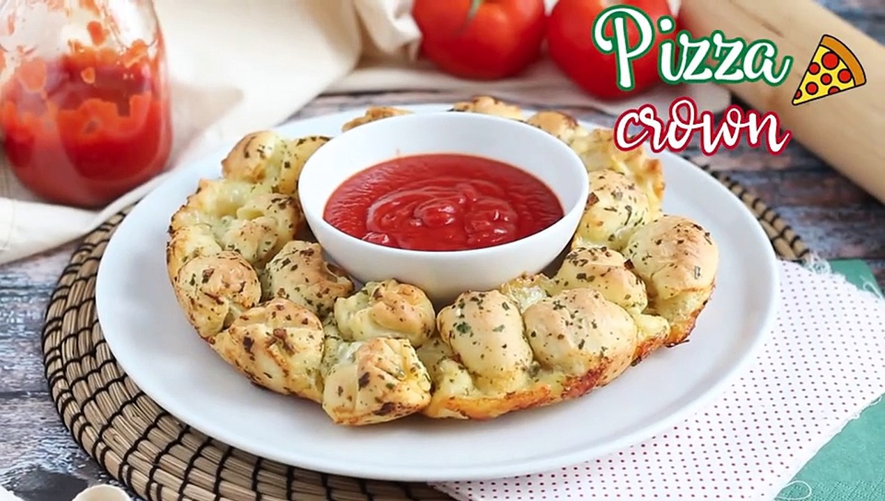 Stuffed mozzarella pizza crown