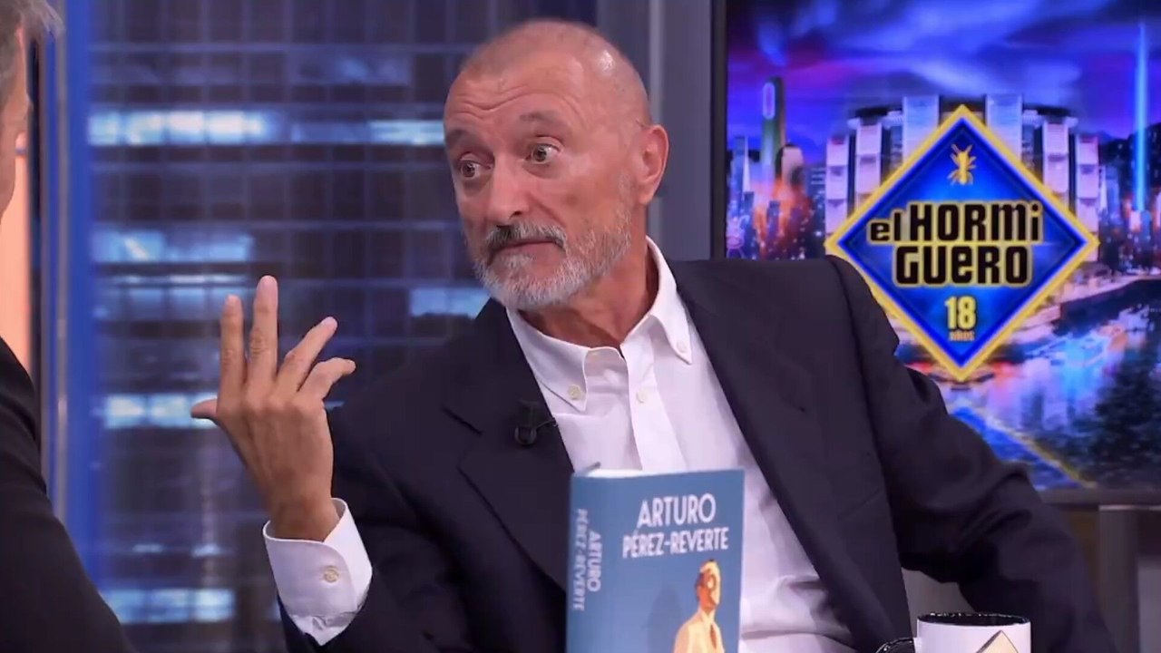 Pérez-Reverte radiografía a Sánchez, "un pistolero" que gobernará "el tiempo que quiera"