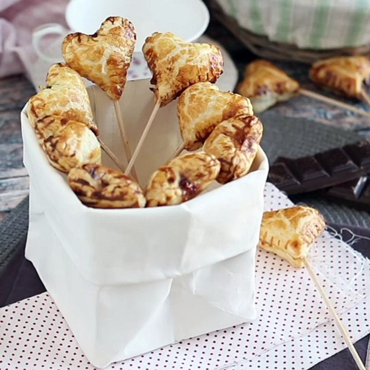 Extra knusprige blätterteig-herzen-pie-pops mit himbeere und schokolade