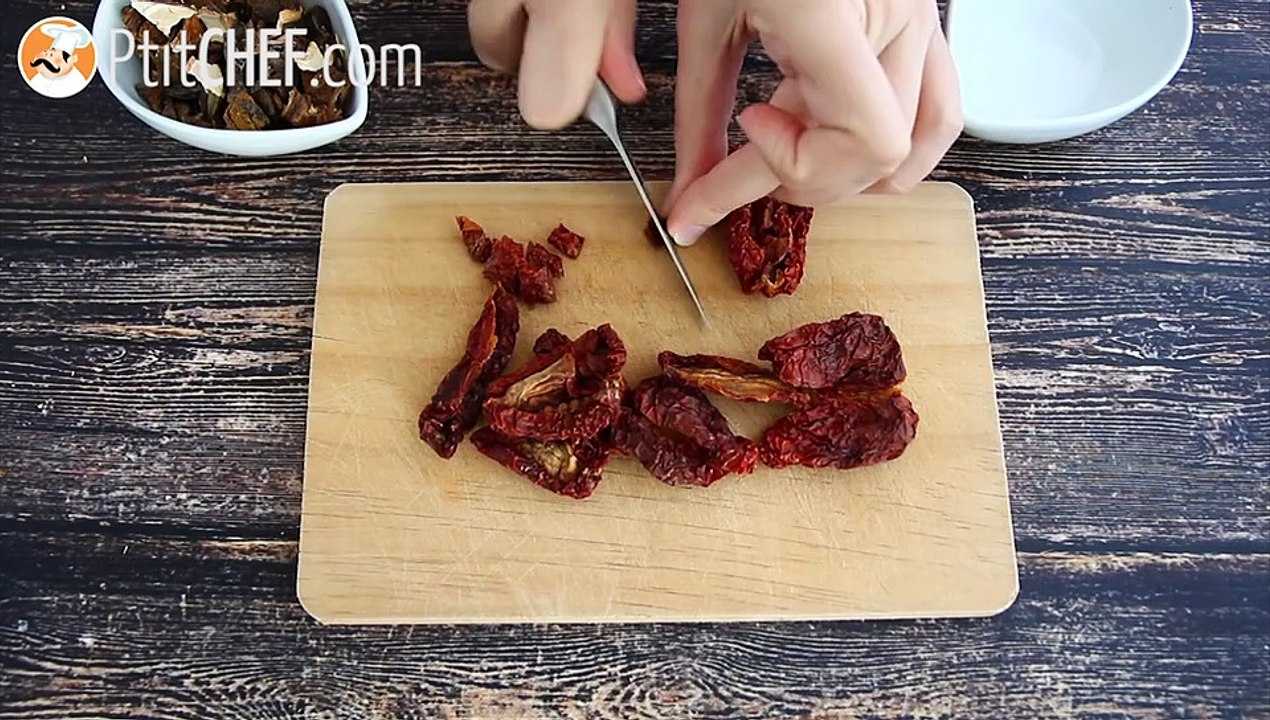 Vegetarisches risotto mit getrockneten tomaten und pilzen