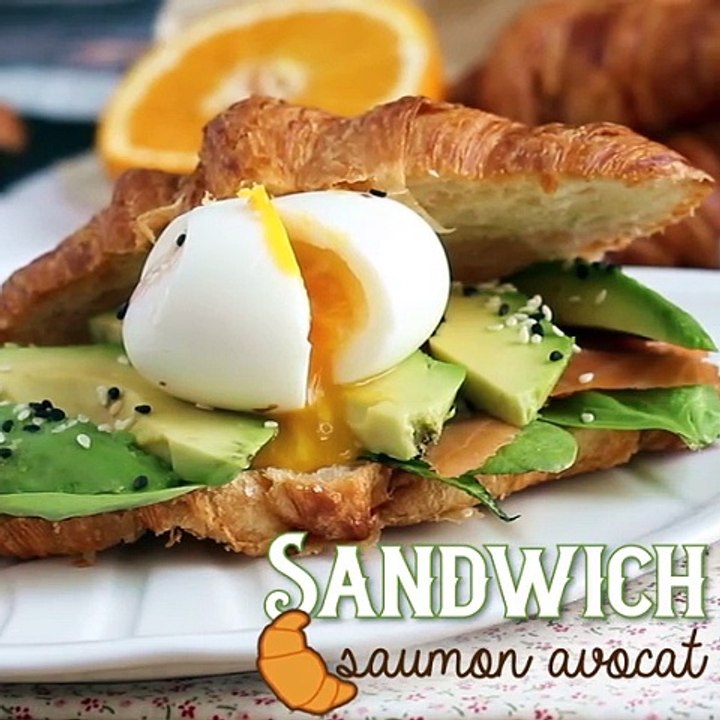 Croissant-sandwich im brunch-stil