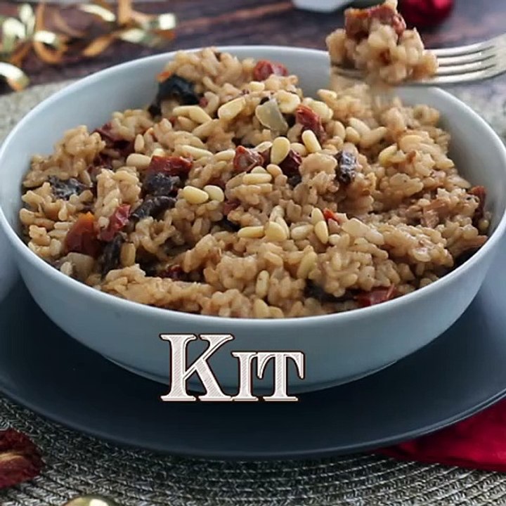 Vegetarisches risotto mit getrockneten tomaten und pilzen