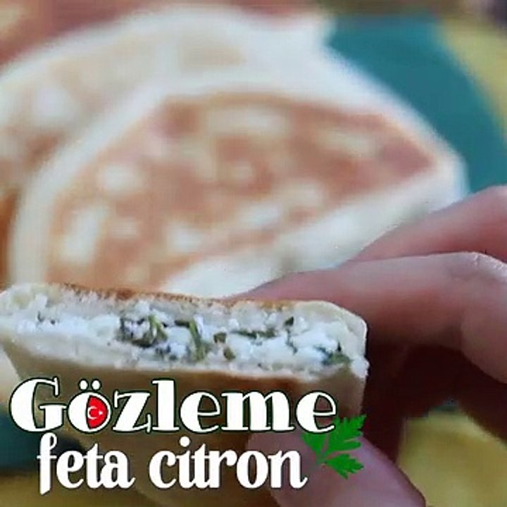 Gözleme - türkische pfannkuchen gefüllt mit feta, zitrone und petersilie