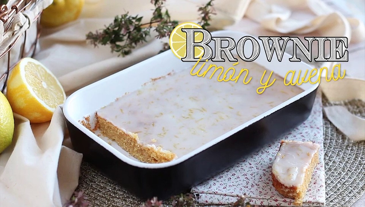 Zitronen-haferflocken-brownie mit glasurlasur