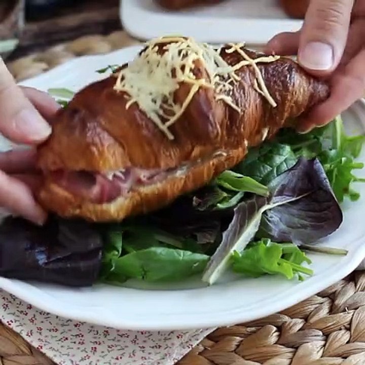 Croissants mit schinken und käse