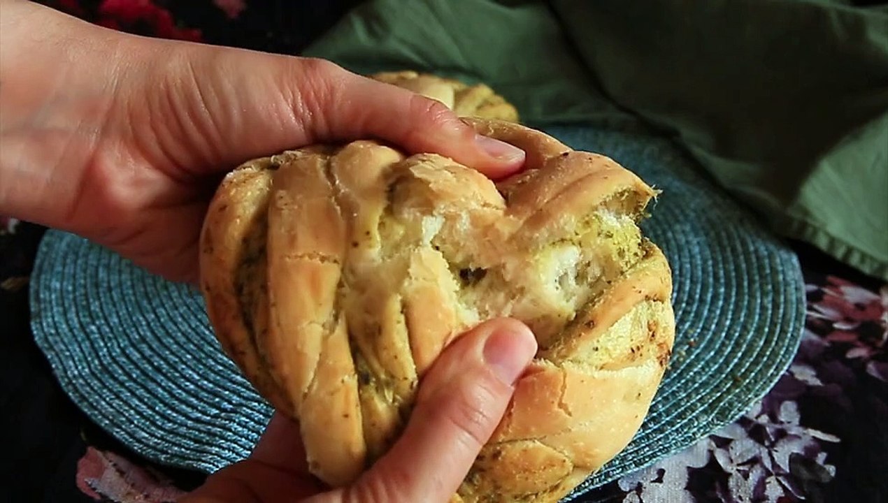 Zopfbrötchen mit grünem pesto