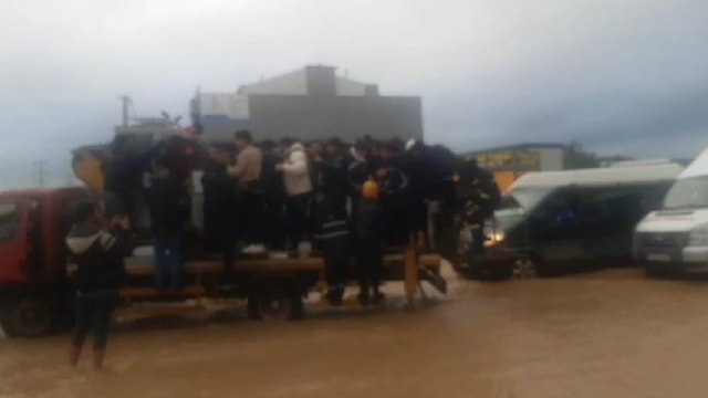 Sağanak ve fırtına hayatı felç etti