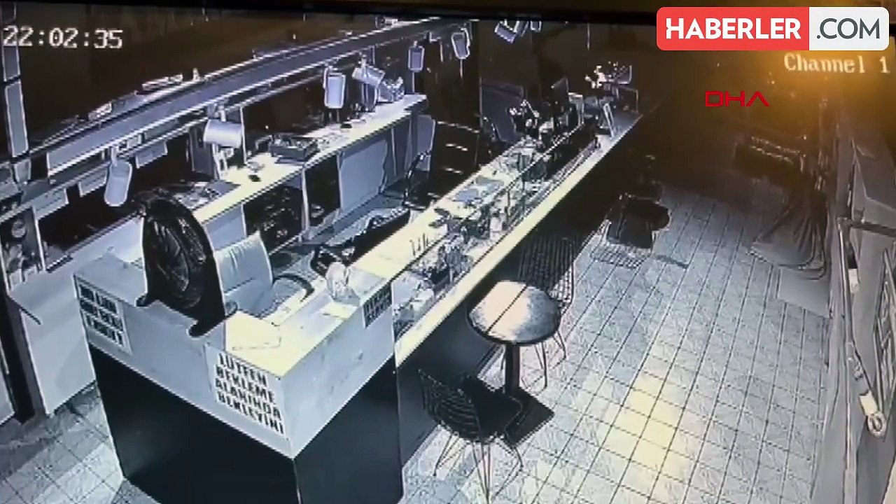 Esenyurt'ta Maskeli Hırsız Telefon Tamiri Yapan Dükkanda 100 Bin Lira Değerinde Cep Telefonu Çaldı