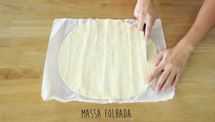 Mini folhado de salmão e manjericão