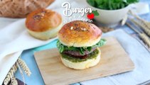 Italienischer burger: pestosauce, sonnengetrocknete tomaten, mozzarella