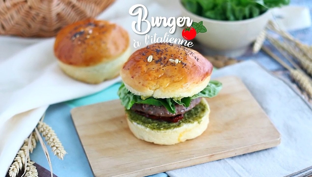 Italienischer burger: pestosauce, sonnengetrocknete tomaten, mozzarella