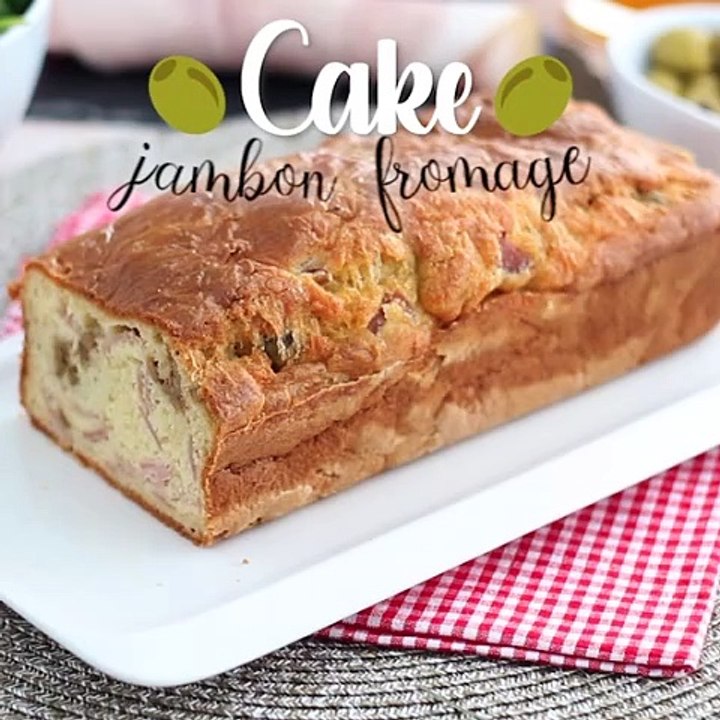 Käse-schinken-kuchen mit grünen oliven