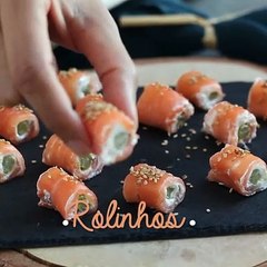 Rolinhos de salmão, queijo de cabra e aspargos