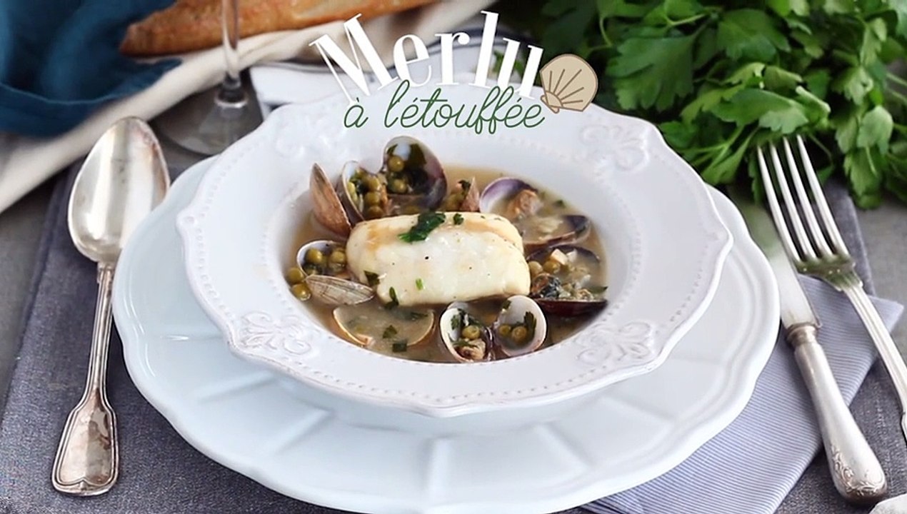 Geschmorter seehecht, muscheln und erbsen