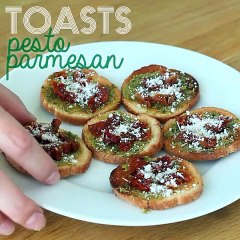 Toasts pesto, parmesan et tomates séchées