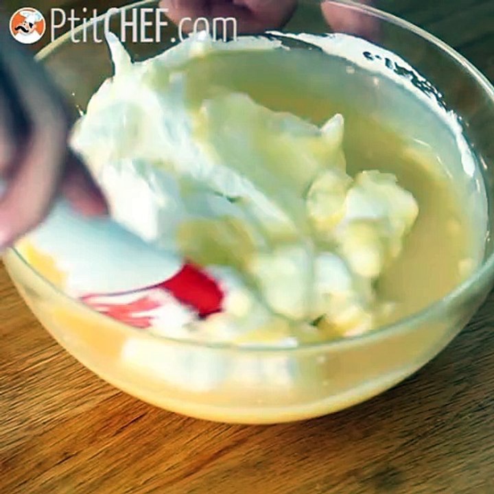 Weiße schokoladen-himbeer-bavarois (schritte und video)