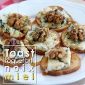 Toasts au roquefort, noix et miel