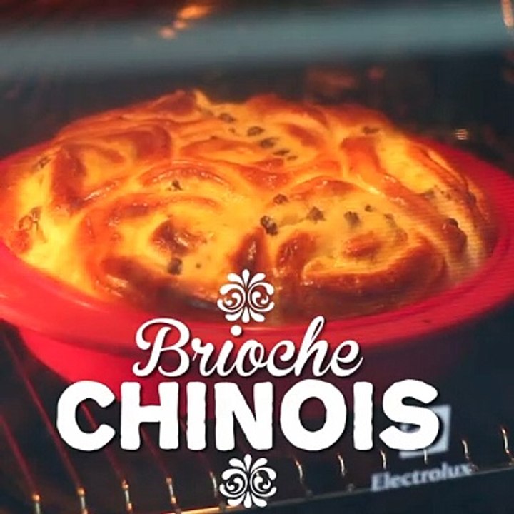 Chinesische brioche, gefüllt mit gebäckcreme und schokoladenstückchen