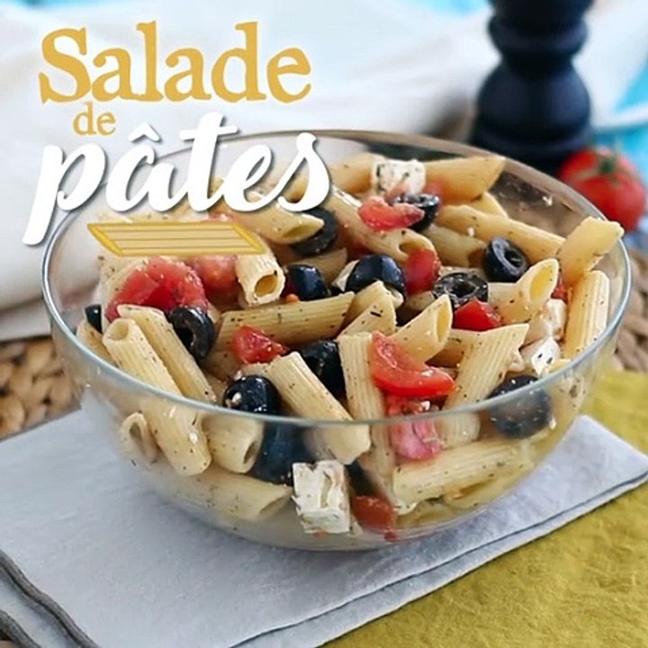 Salat aus nudeln, tomaten, feta und oliven
