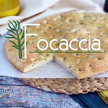 Focaccia, italienisches brot mit rosmarin