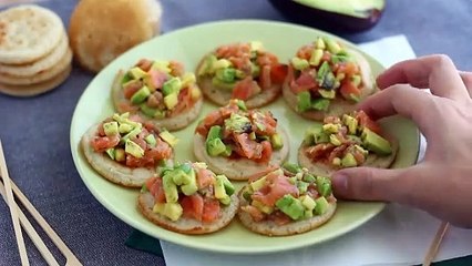 Tostas/torradas com salmão e abacate