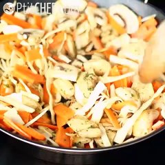 Chow mein (chao-männer), chinesische nudeln mit hühnchen und gemüse