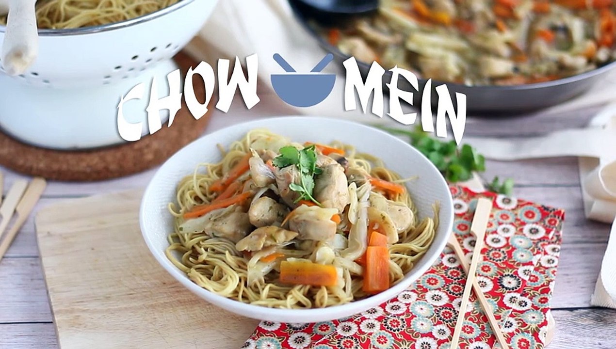 Chow mein (chao-männer), chinesische nudeln mit hühnchen und gemüse