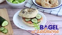 Bagel al salmone, cetriolo e formaggio fresco