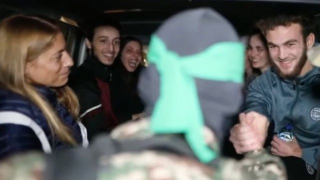 Serbest kalan İsraillilerle Hamas militanları arasında ilginç anlar