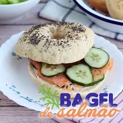 Bagel com salmão, pepino e cream cheese