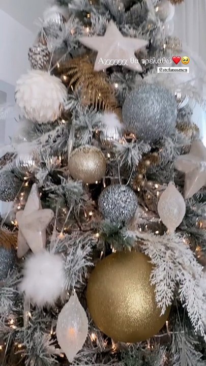 Με λευκές και χρυσές μπάλες, αλλά και πολλά αστέρια: Το Χριστουγεννιάτικο δέντρο της Ιωάννας Τούνη στο σπίτι της στη Θεσσαλονίκη