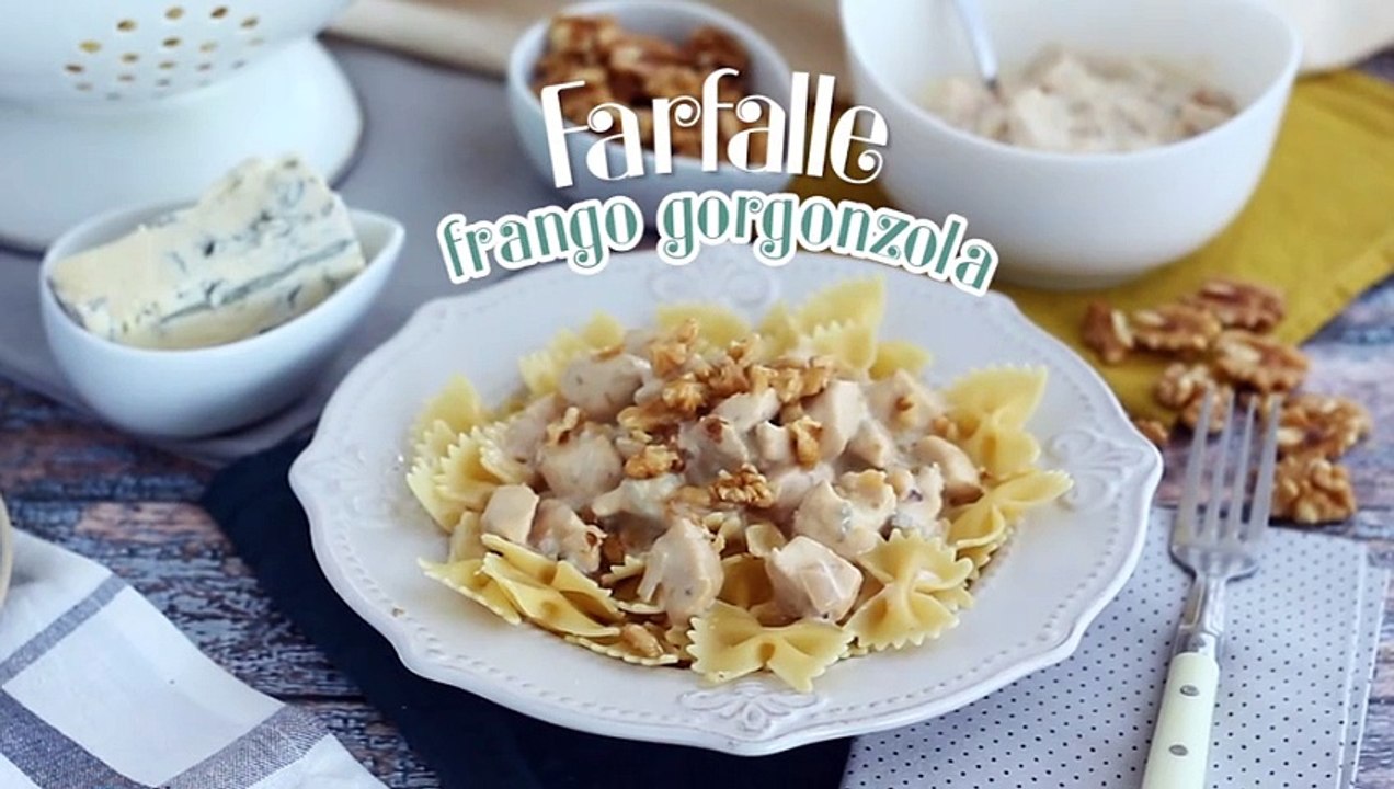 Macarrão farfalle com molho de frango e gorgonzola