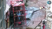 Los Mossos entran a los edificios ocupados de Barcelona dentro de una jaula móvil