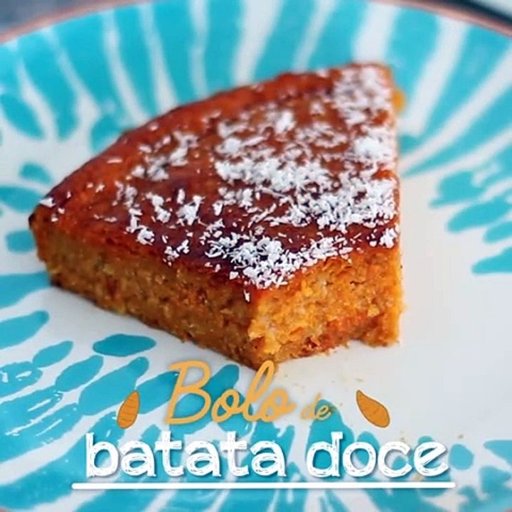 Bolo de batata doce com coco ralado