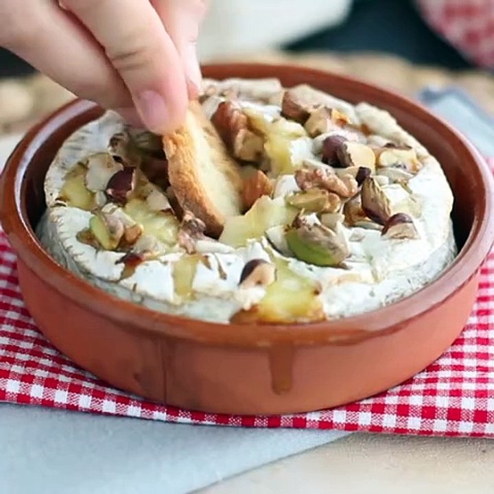 Gebratener camembert, honig und nüsse