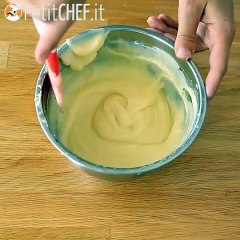 Eclairs con crema al pistacchio e lamponi