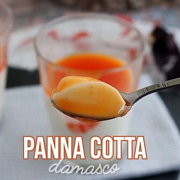 Panna cotta de baunilha com coulis de damasco