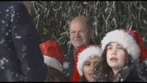 Fiocchi di neve e coro dei bambini, Scholz accende l'albero di Natale