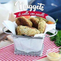 Nuggets di pollo con piselli e carote