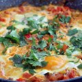 Shakshuka (ovos com molho de tomate)