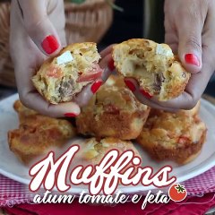 Bolinho de atum, tomate e queijo feita (muffins salgados)