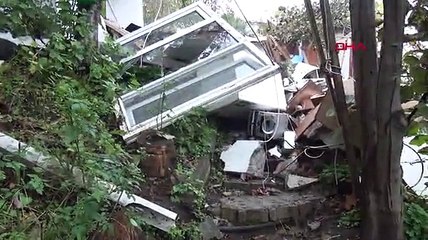 Bursa'da şiddetli yağış sonucu ev kısmen yıkıldı